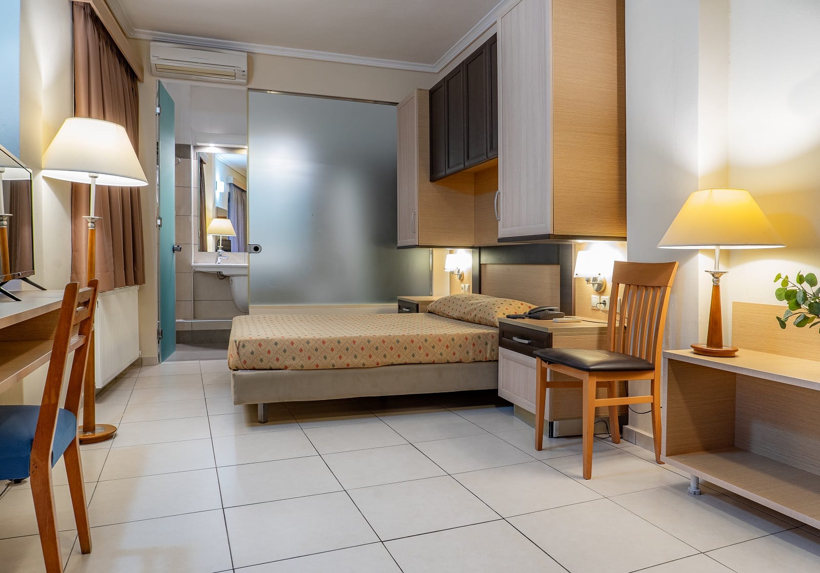 marmari-bay-family-room-garden-view-2