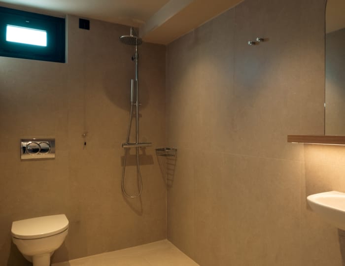 room-142-33-2