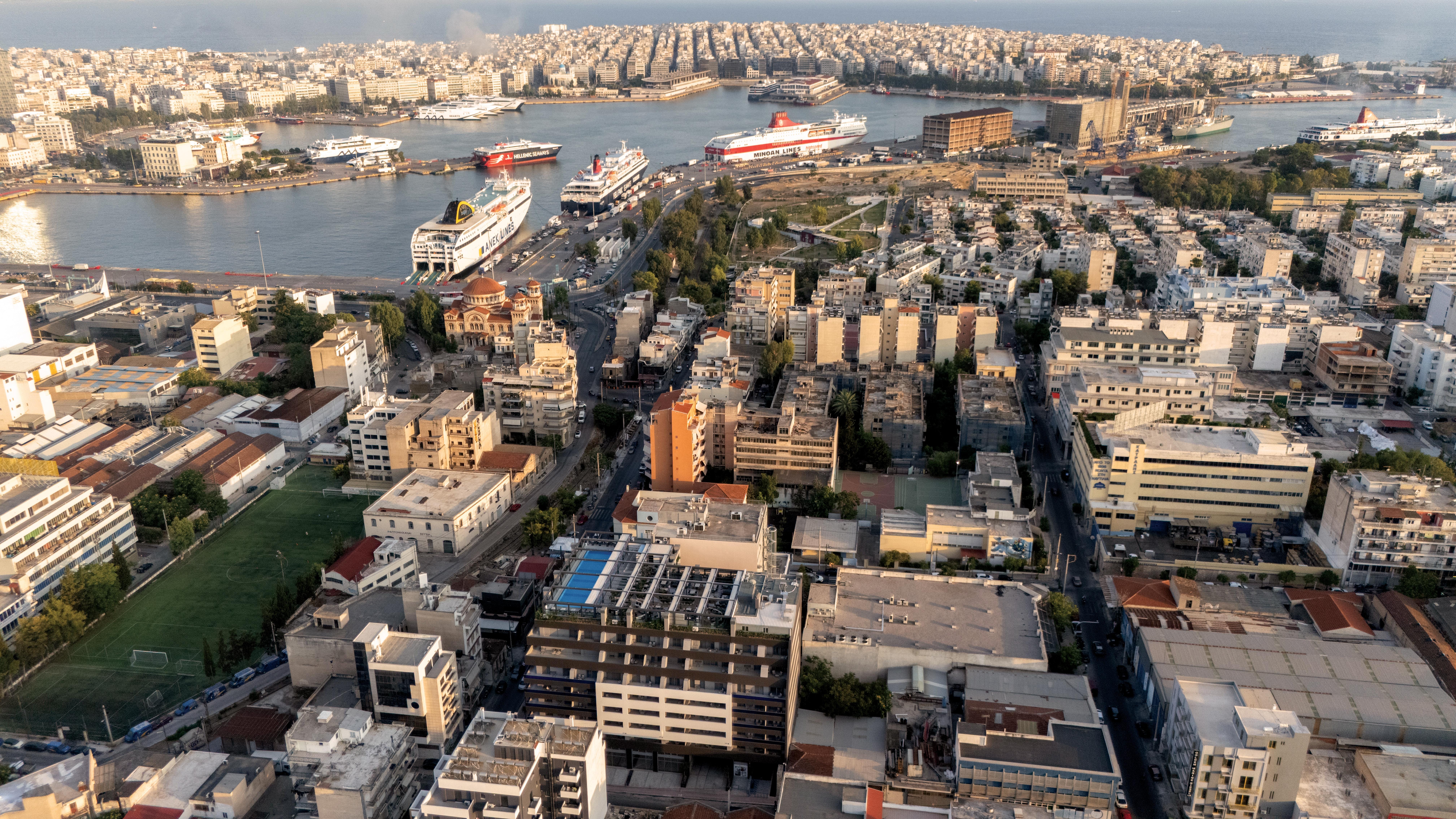 a city with persony buildings and a body of water