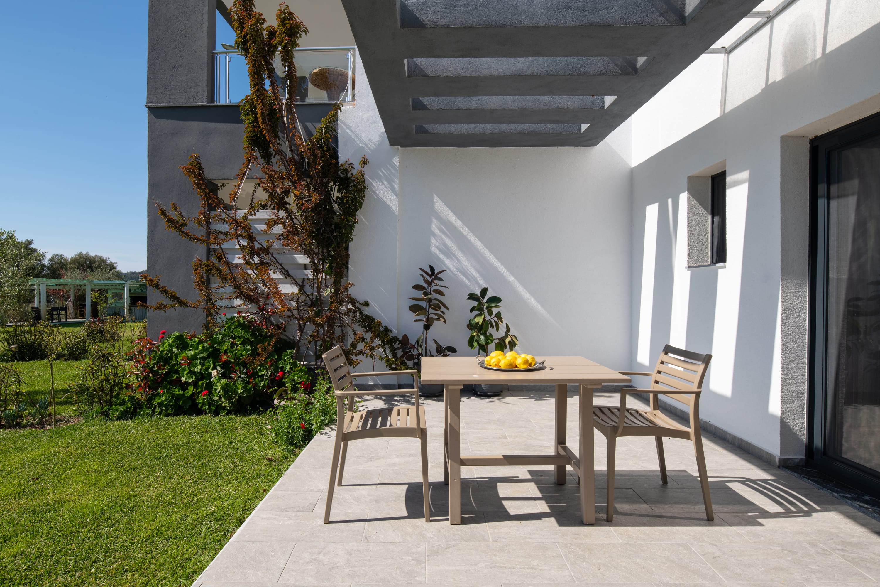 a table and chairs outside a house