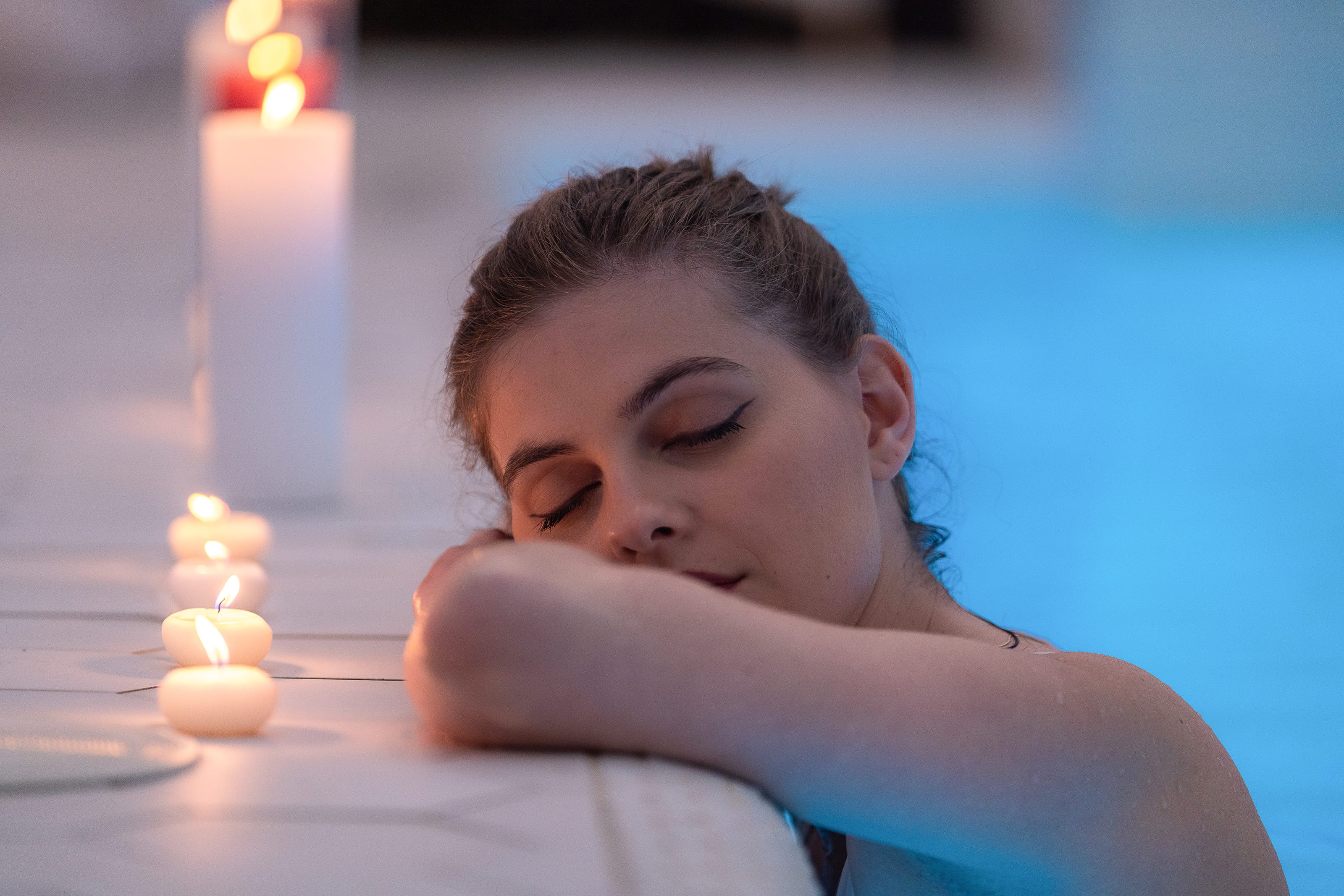a person lying on the back in a swimming pool