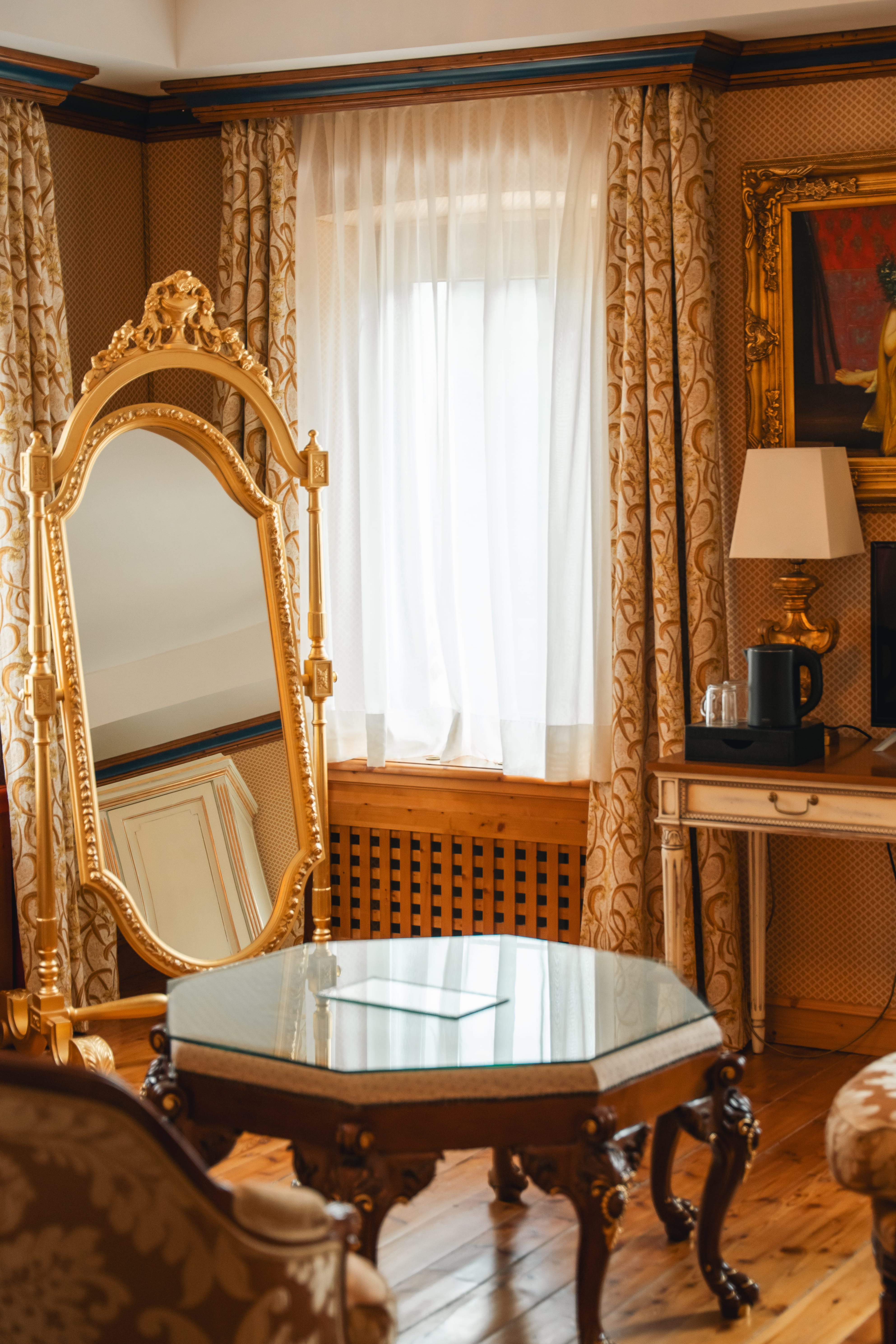 a mirror in a room