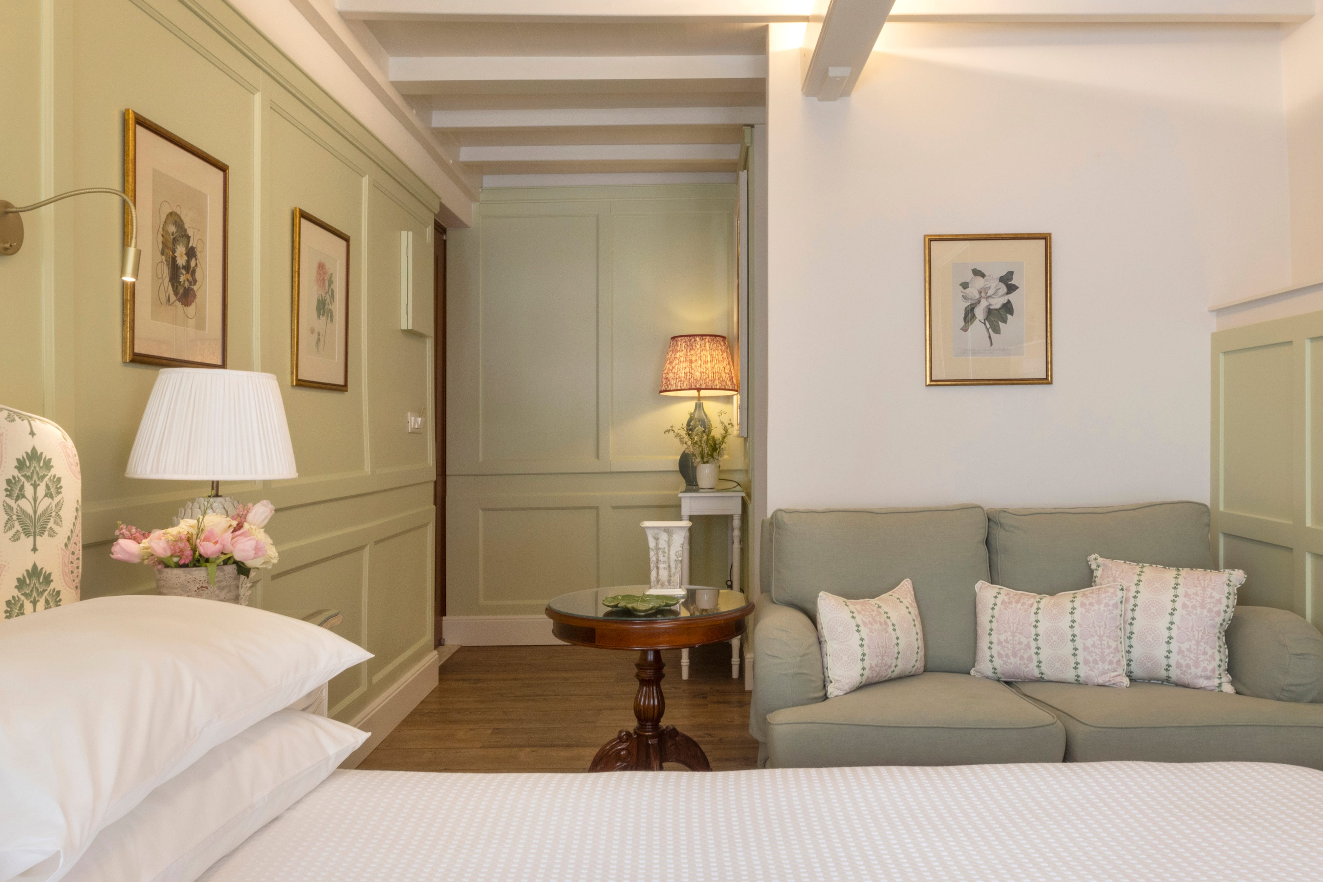 a room with a couch and a table with lamps