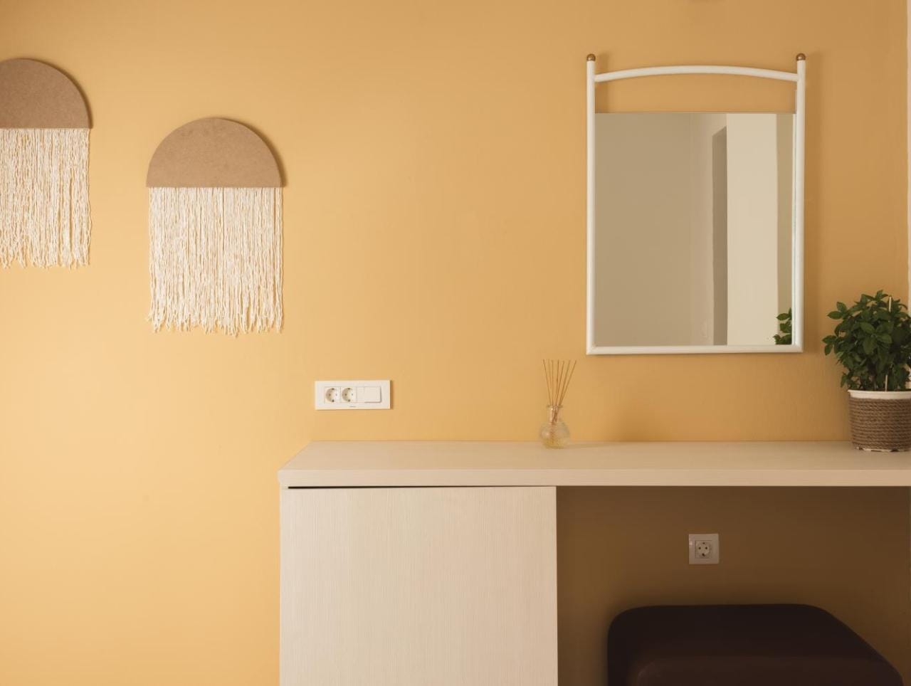 a room with a mirror and a plant