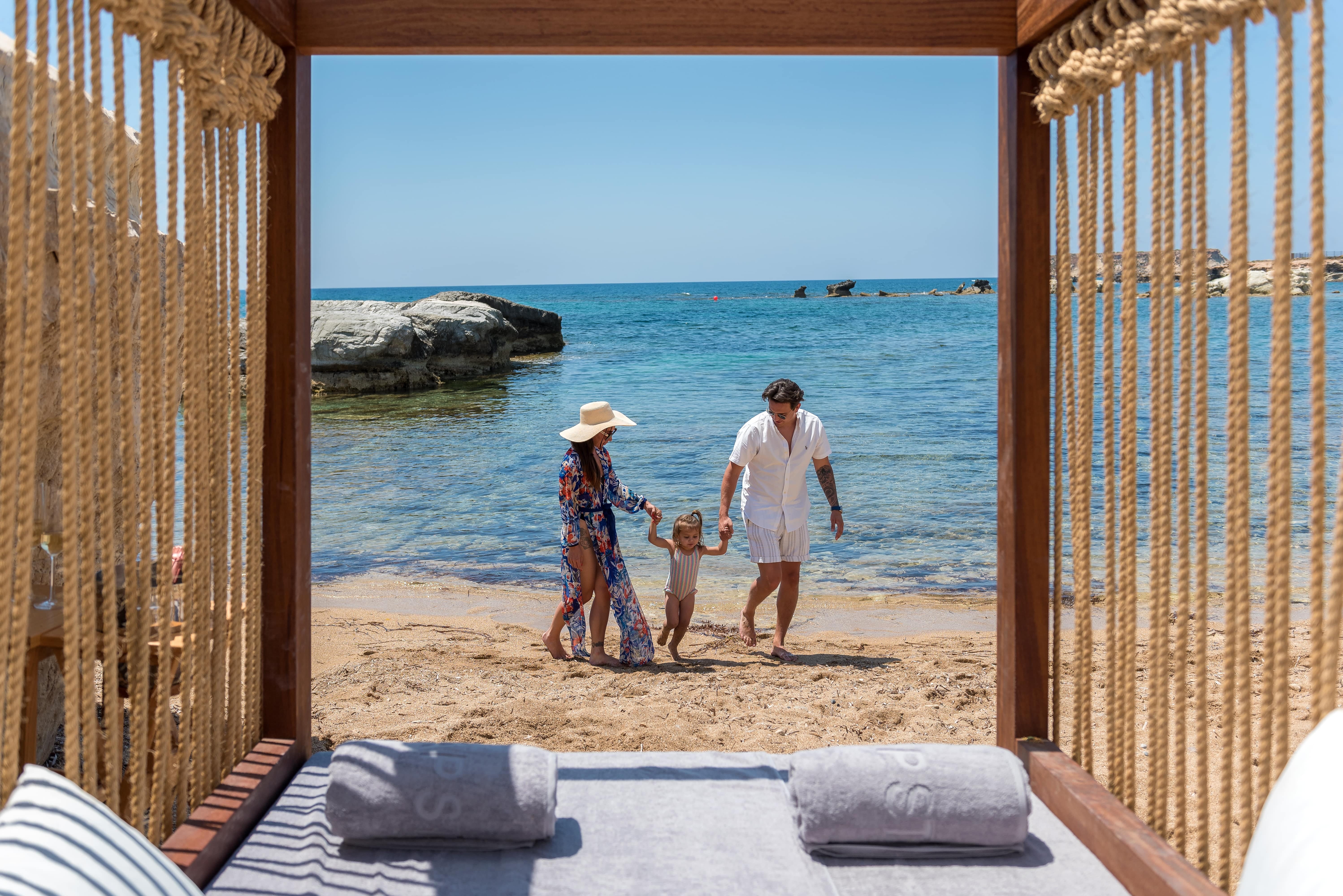 family-at-maniki-beach-2-min