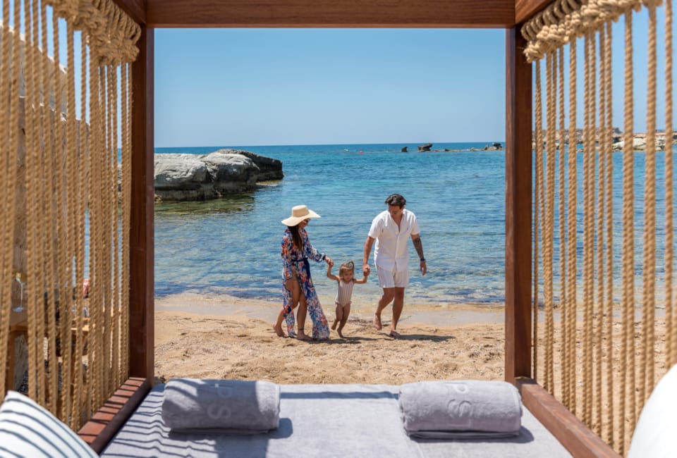 family-at-maniki-beach-2-min