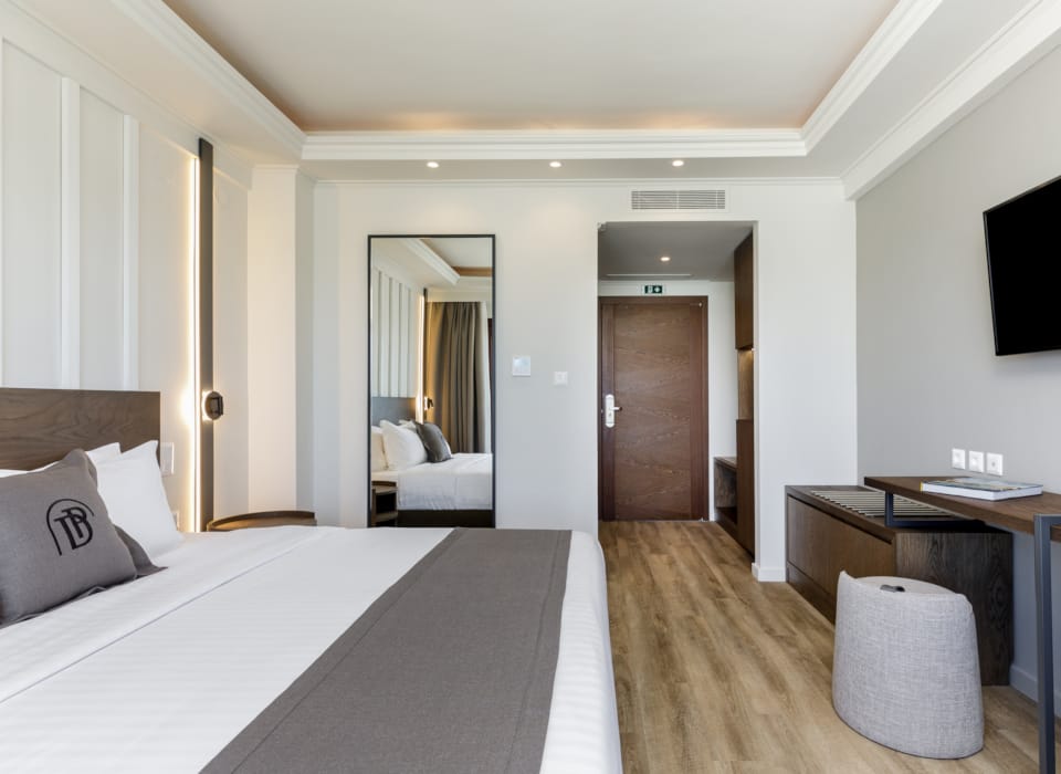 diverso-platamon-superior-pool-view-1