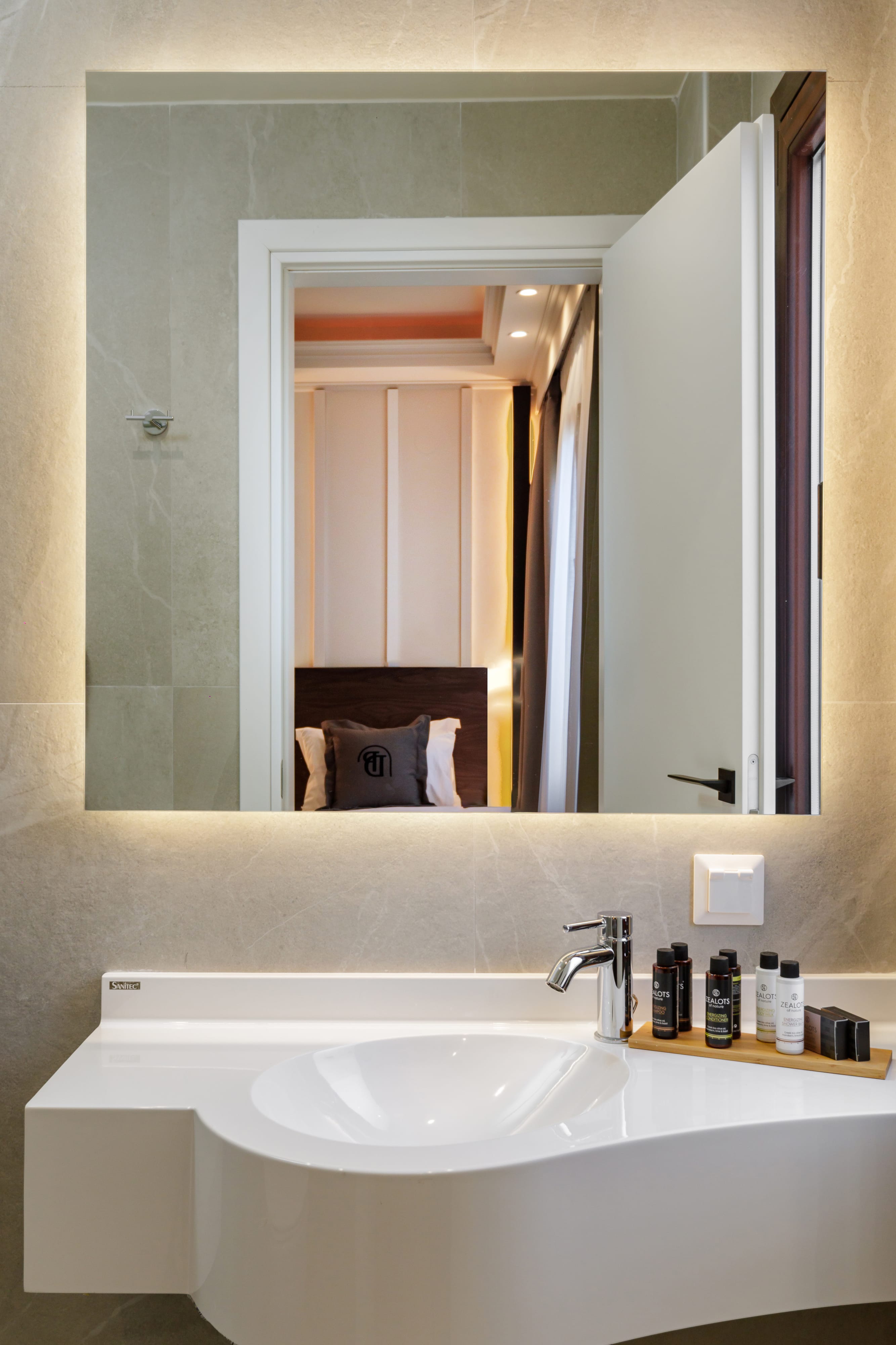 diverso-platamon-superior-pool-view-5