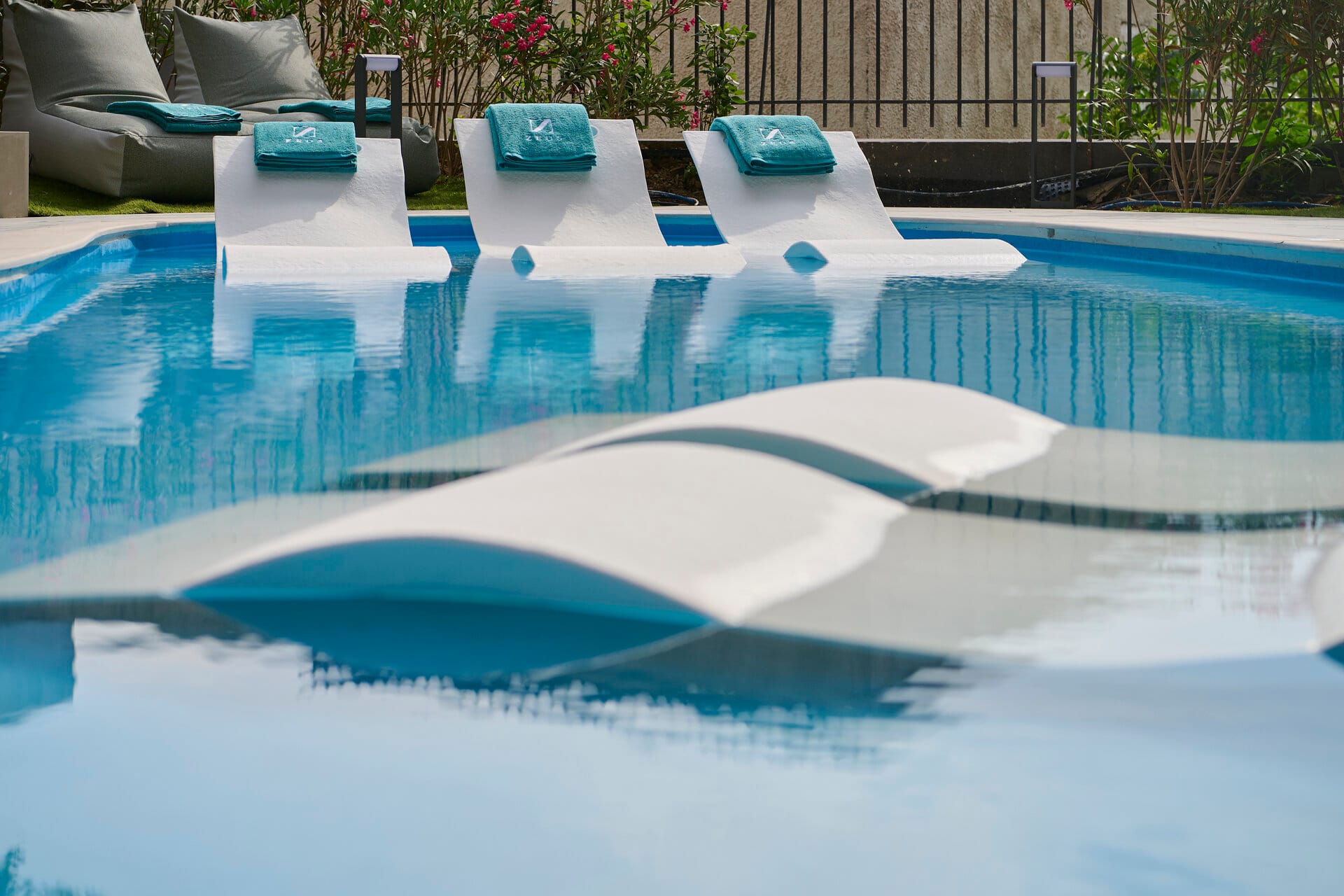 urban-residence-with-shallow-lounge-poolzeus_0346