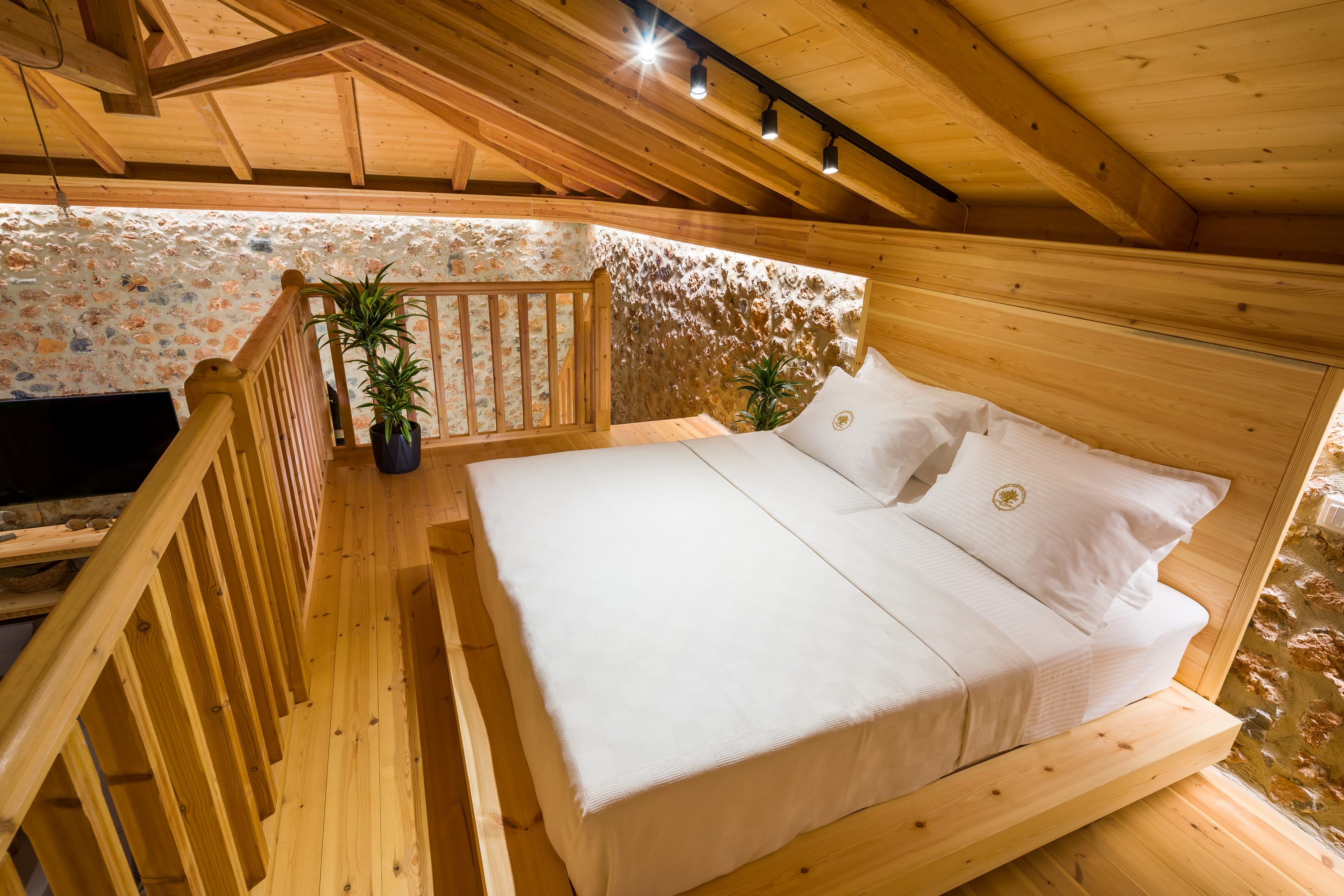 oak_tree_estate_054_attic