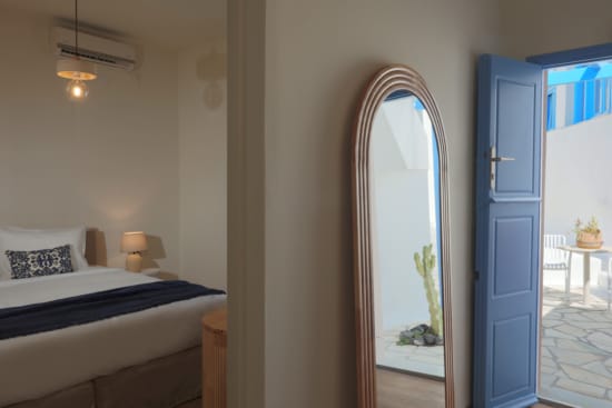 a mirror in a room