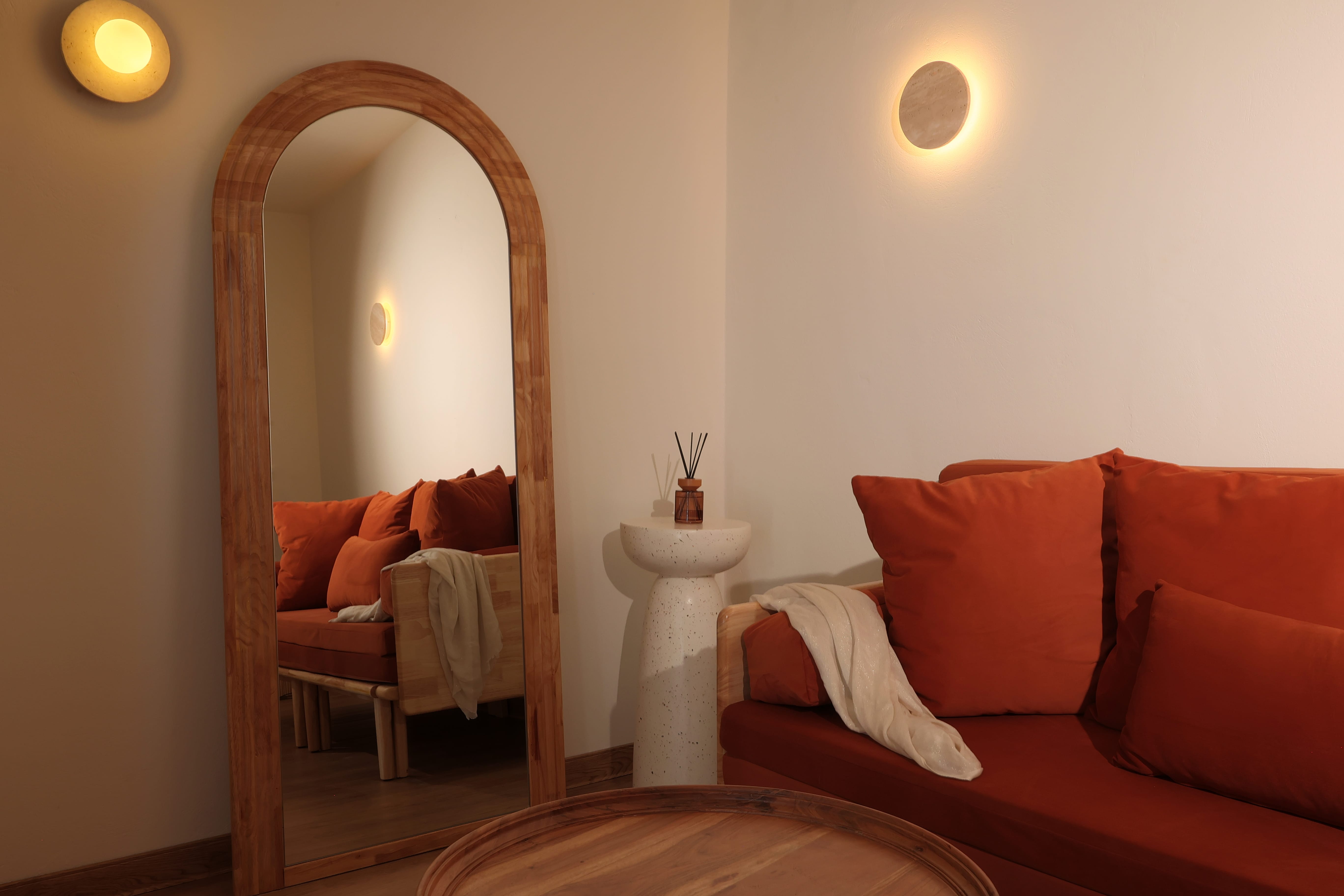 a mirror in a room