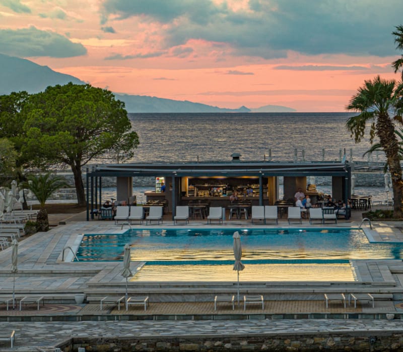 wyndham-ramada-loutraki-poseidon-resort-pool-bar-2