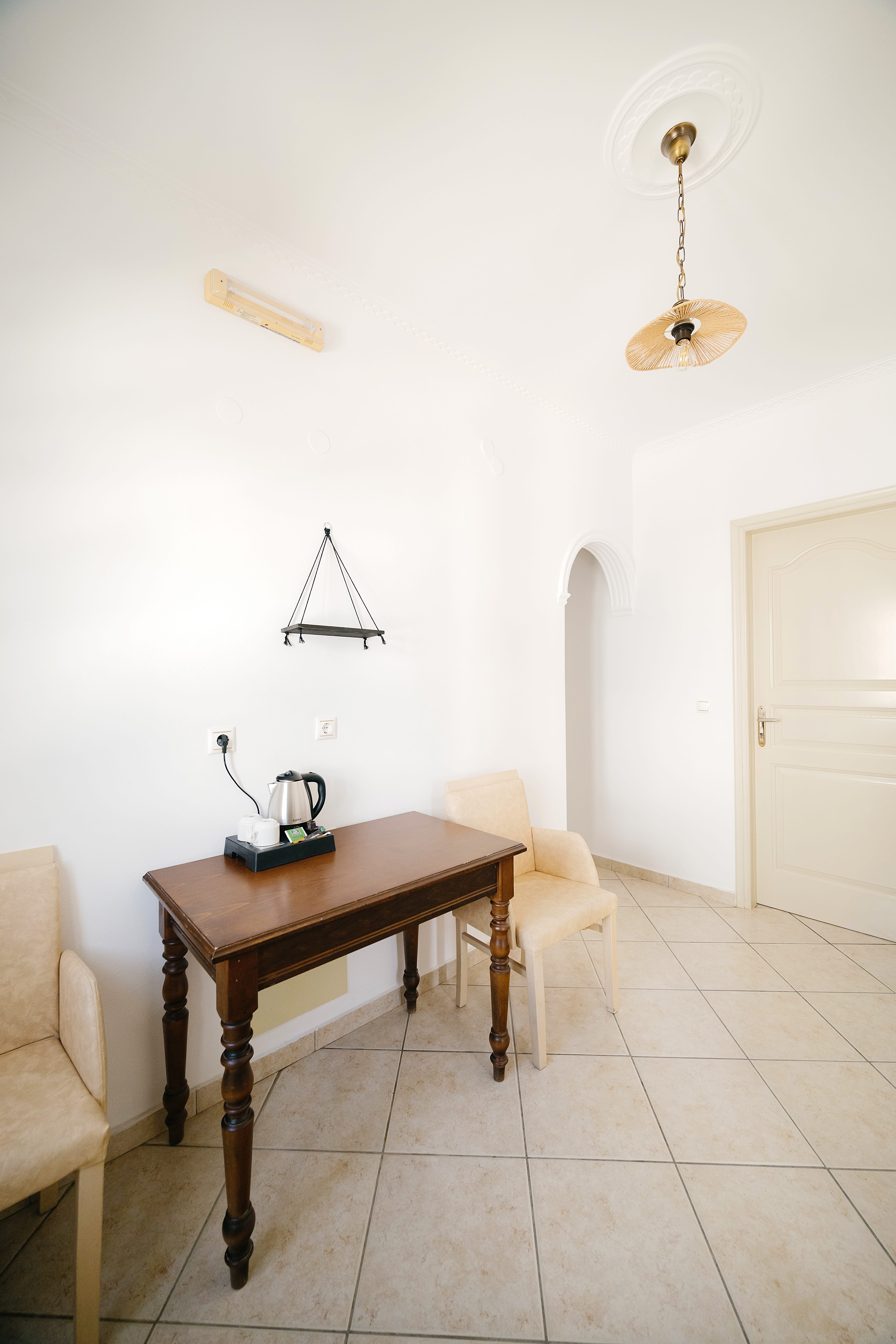 a table with chairs and a lamp