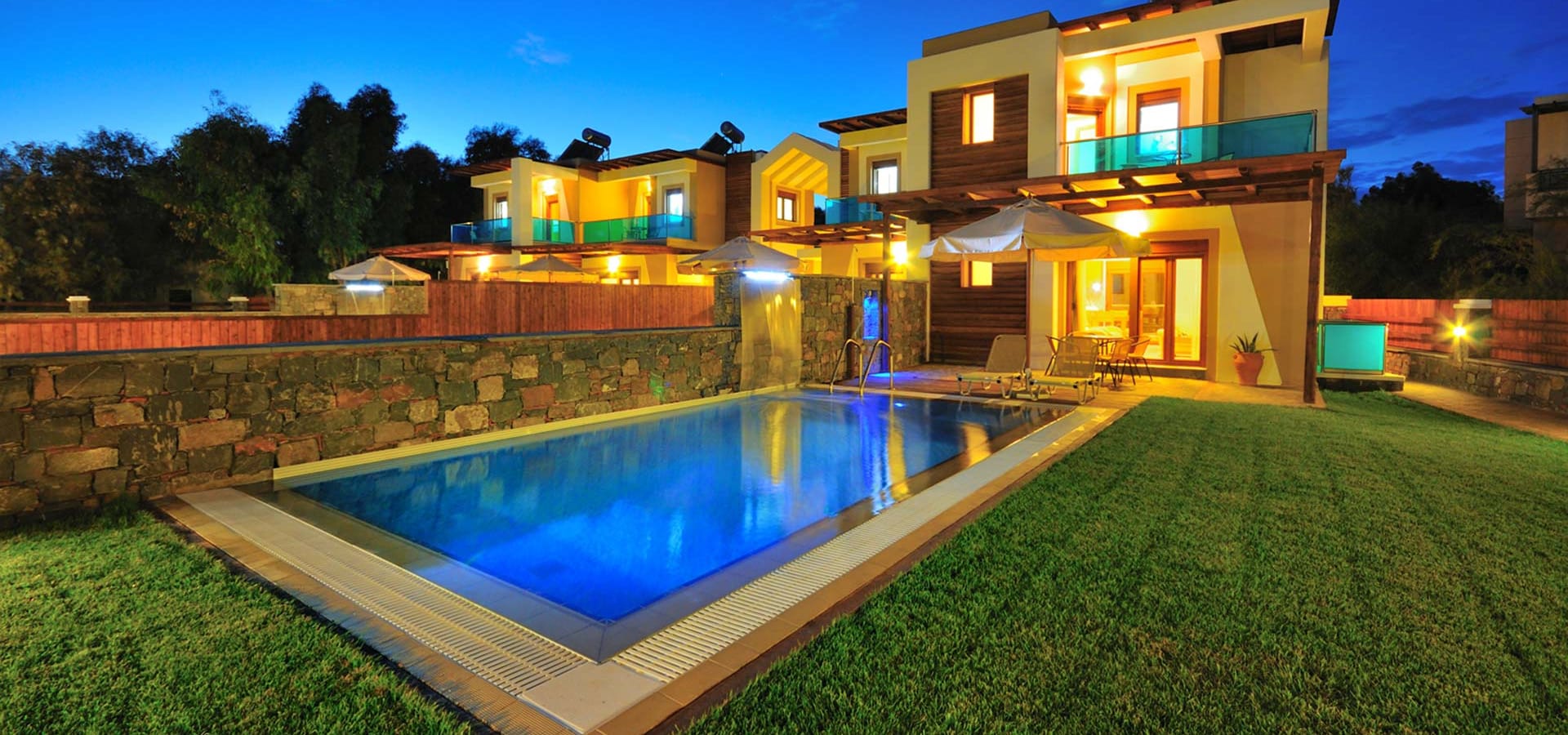 erato-pool-night_4234-1