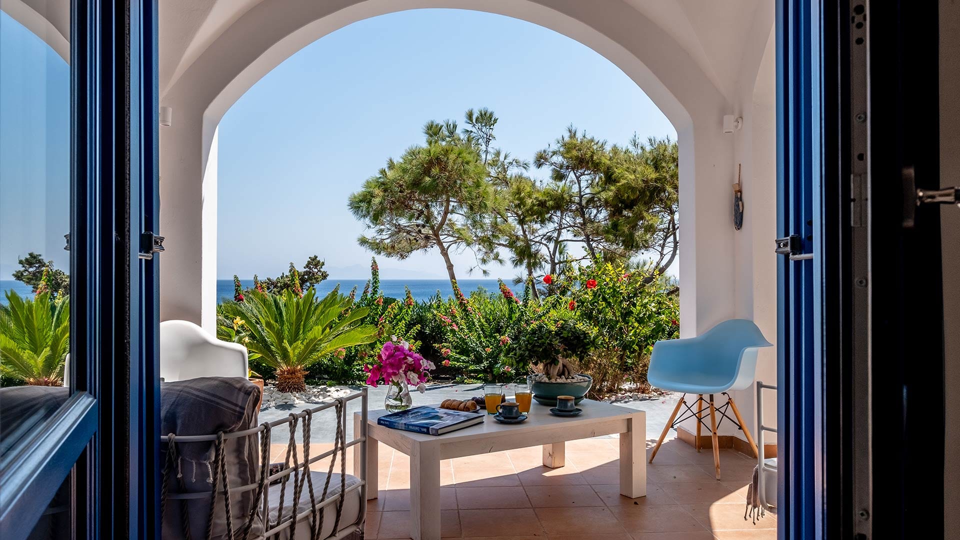1santorini_mystique_garden-villa-internal-living-room