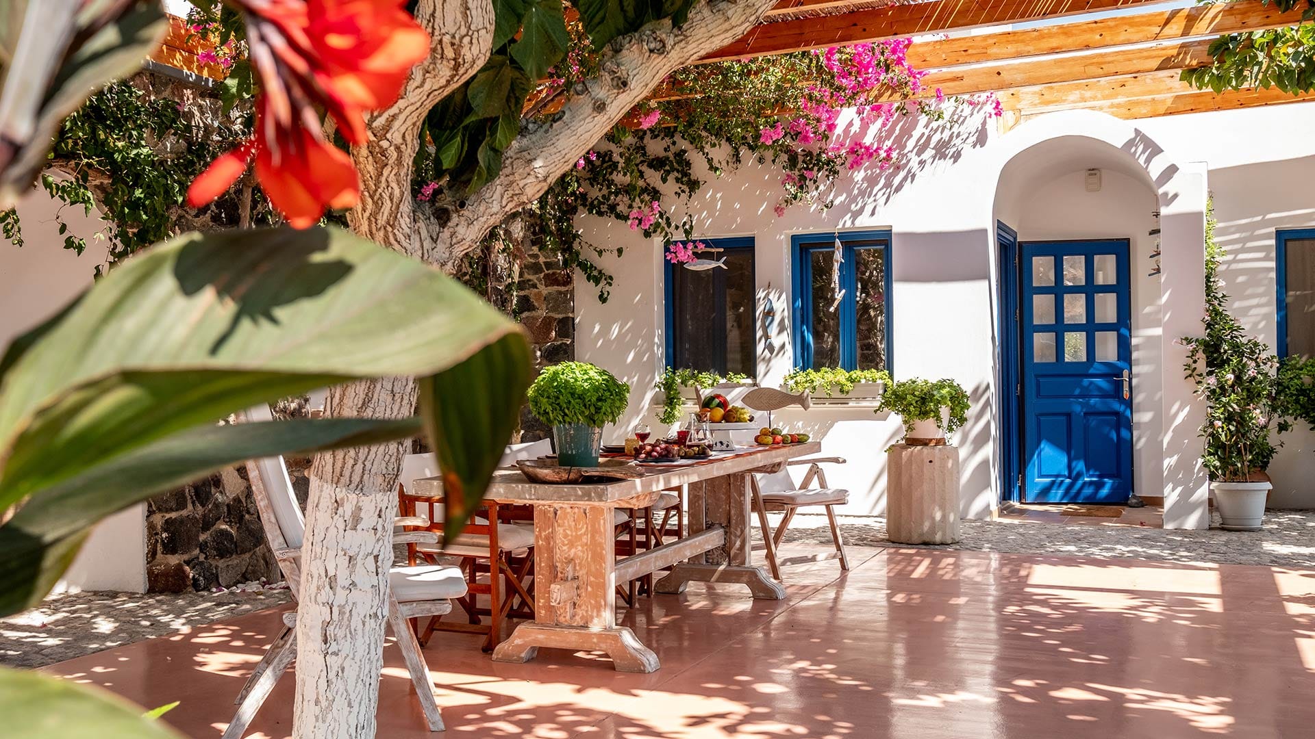 santorini_mystique_garden-villa-landscape-table-2