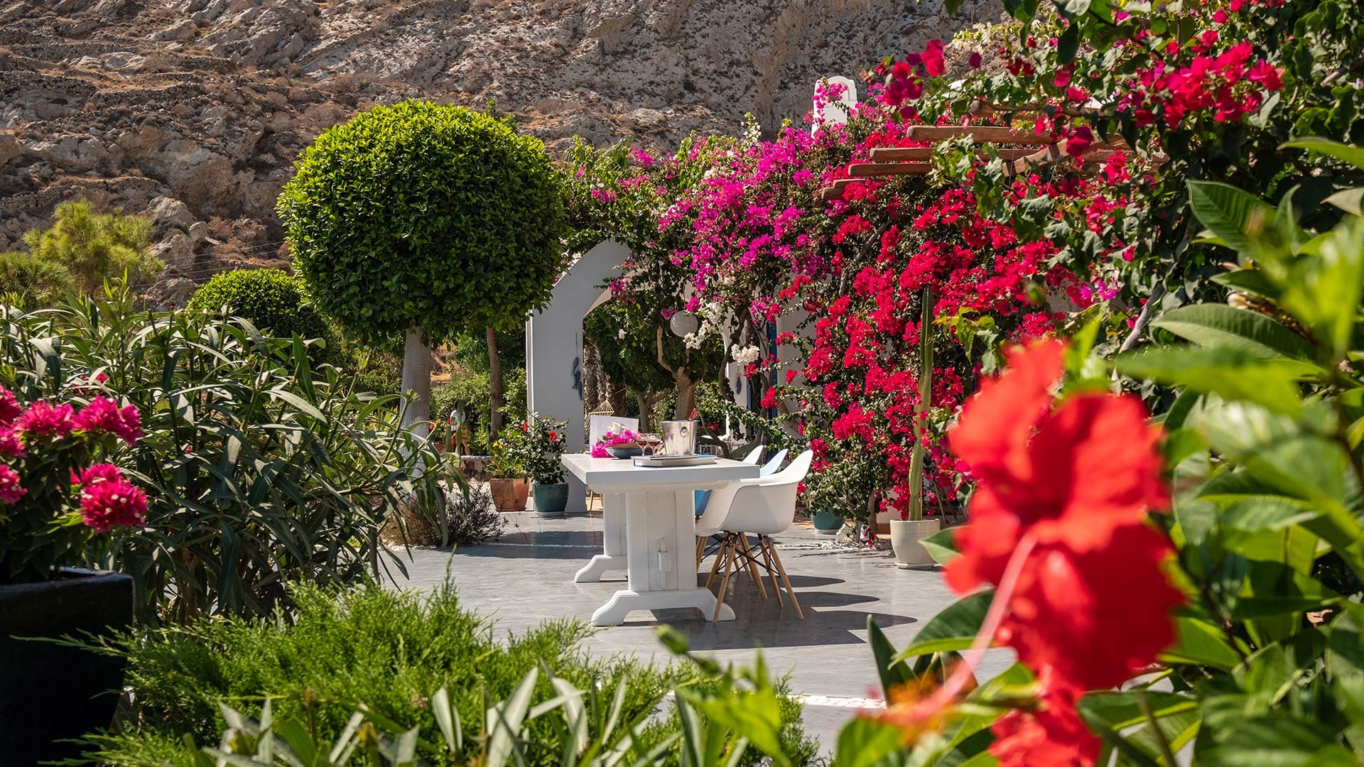 santorini_mystique_garden-villa-landscape-yard-2