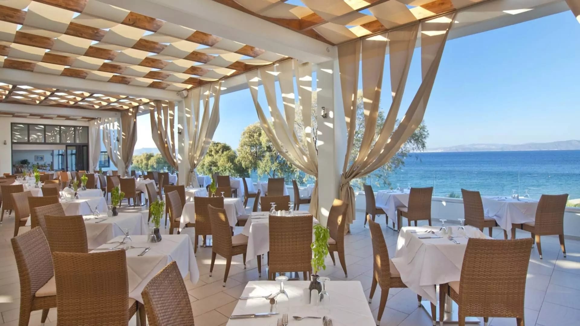 main-restaurant-varanda-a-2-1920x1080