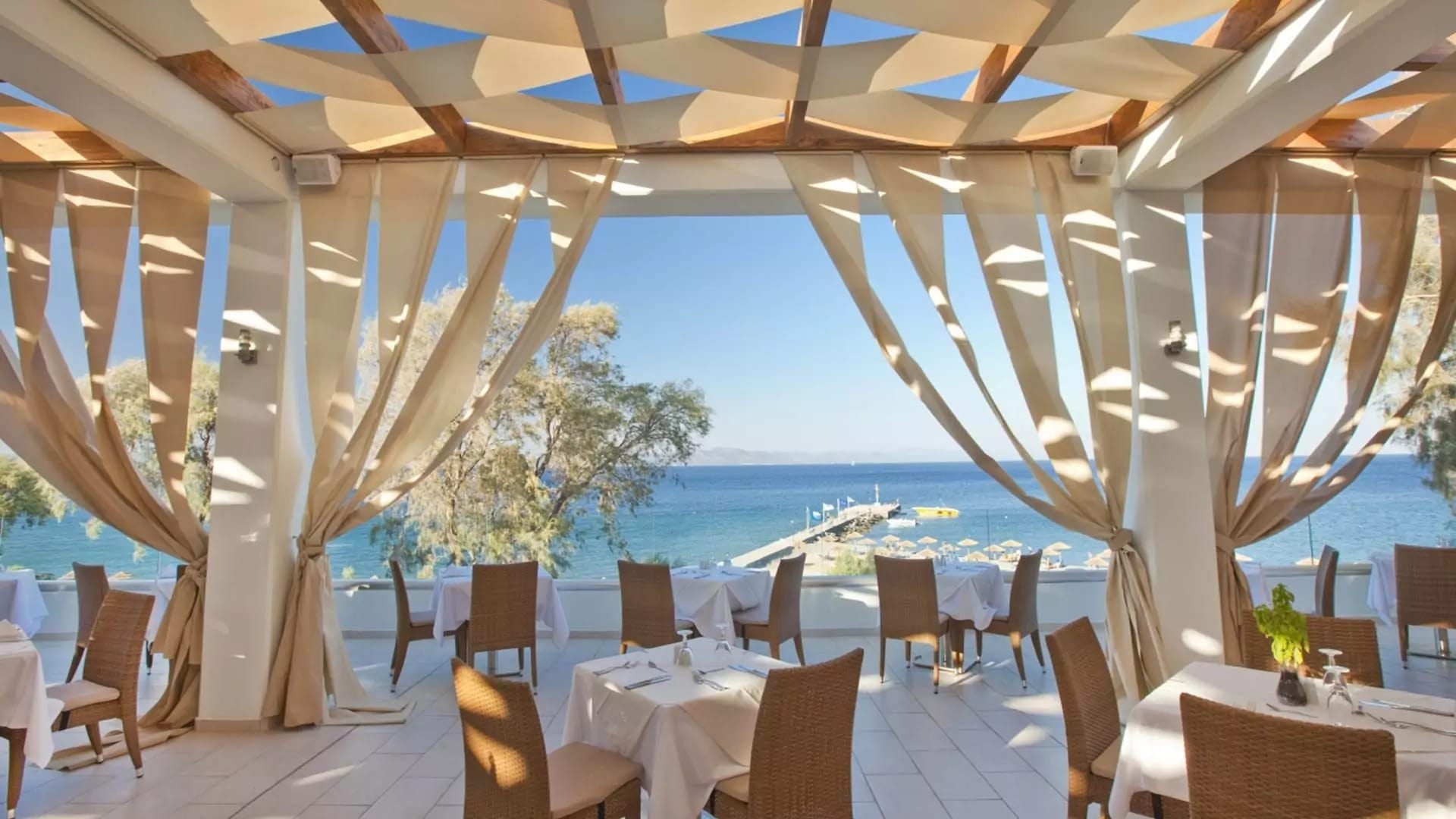 main-restaurant-veranda-b-1-1920x1080
