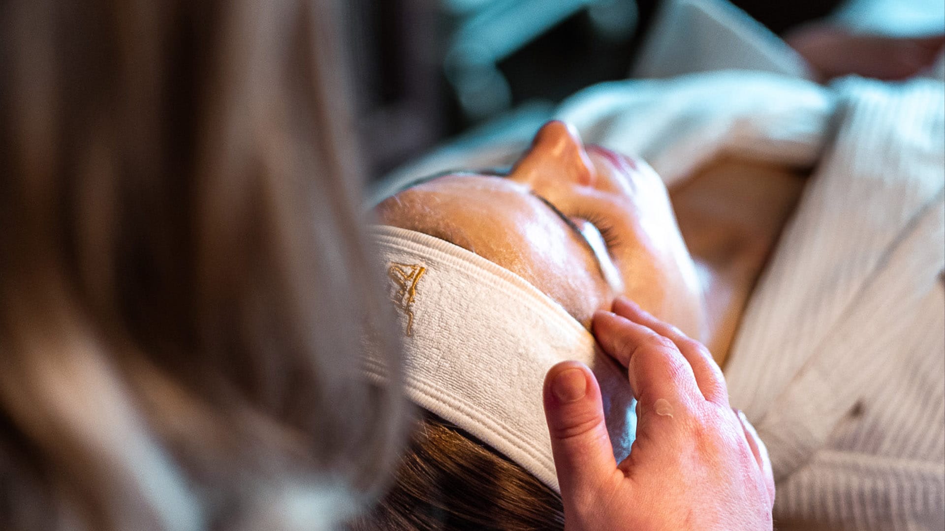 a person holding their hand up