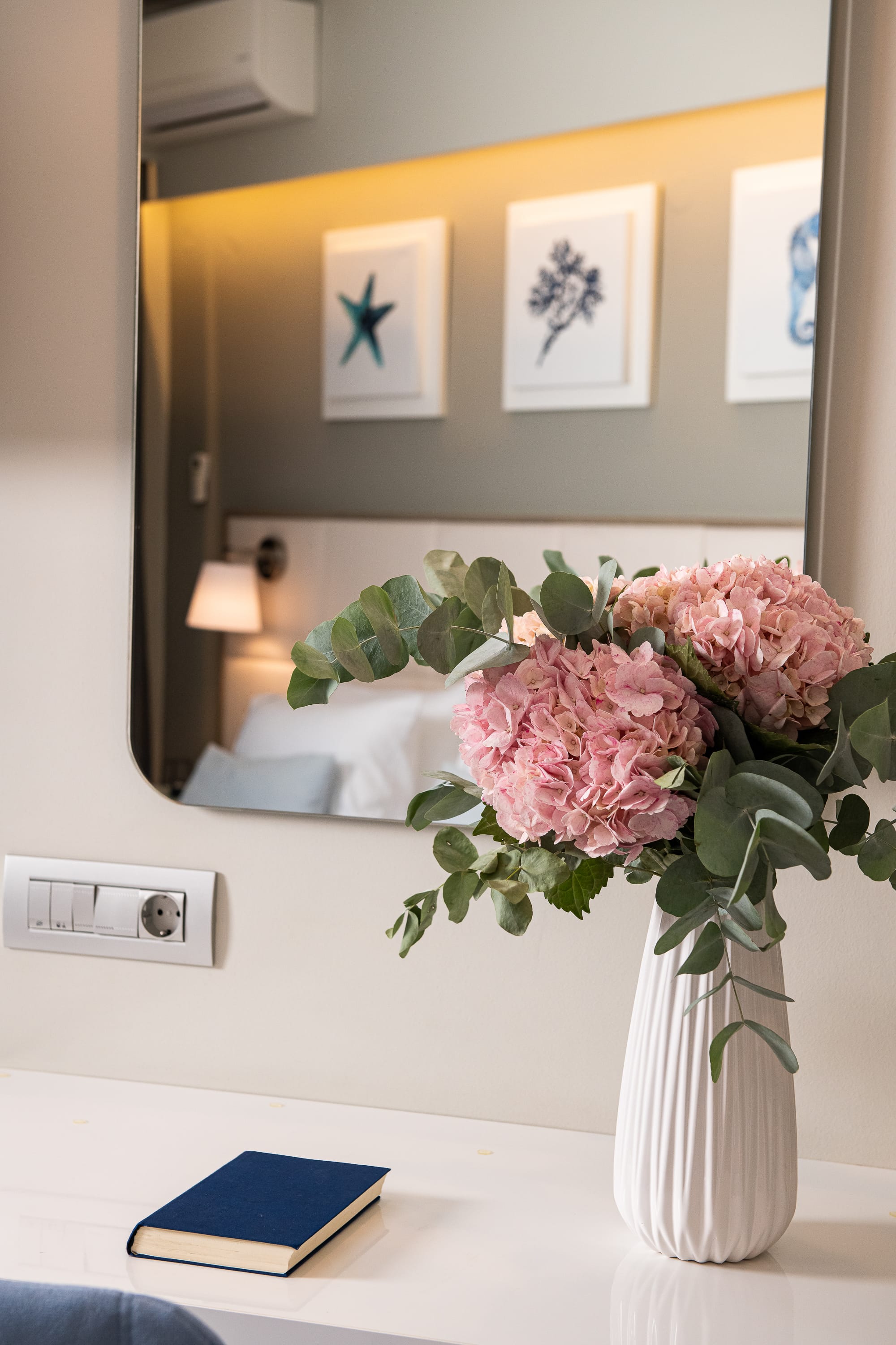 a vase with pink flowers