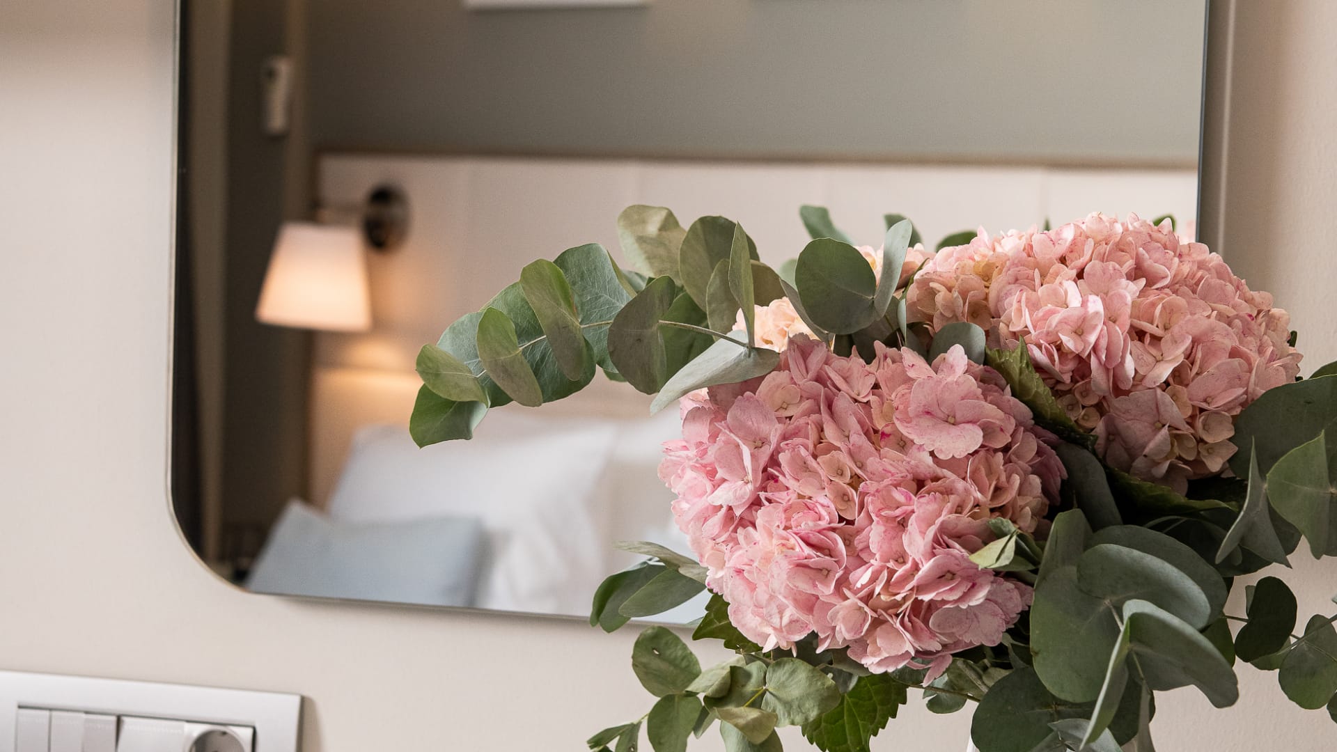 a vase with pink flowers