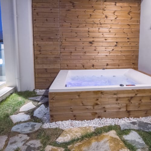 a bathtub in a room