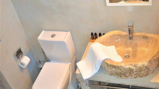 dsc_0743-windmill-arades-family-suite-bathroom-1-1920x1080