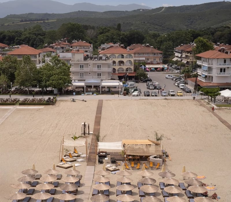 a beach full of people