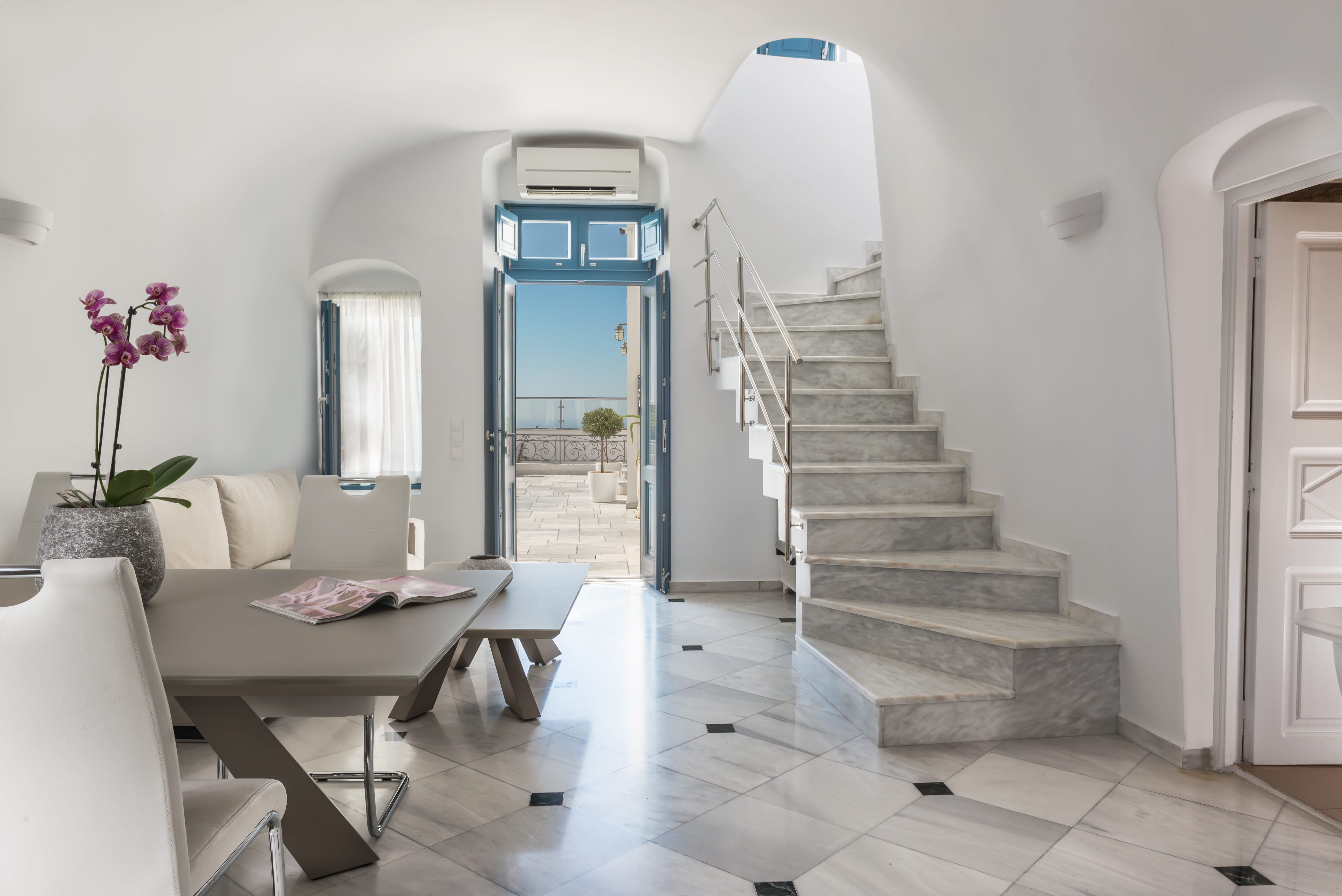 Panoramic terrace of Anteliz Master Suite overlooking the Aegean Sea and caldera cliffs, Fira Santorini