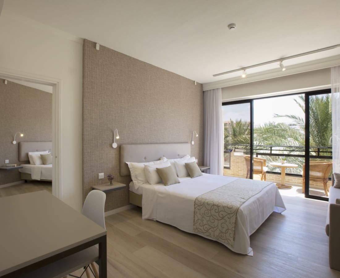 37-family-suite-with-sea-view