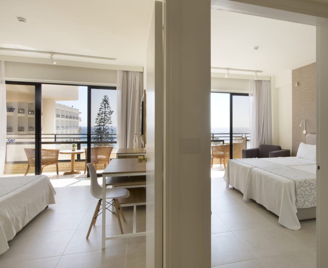 37-family-suite-with-sea-view