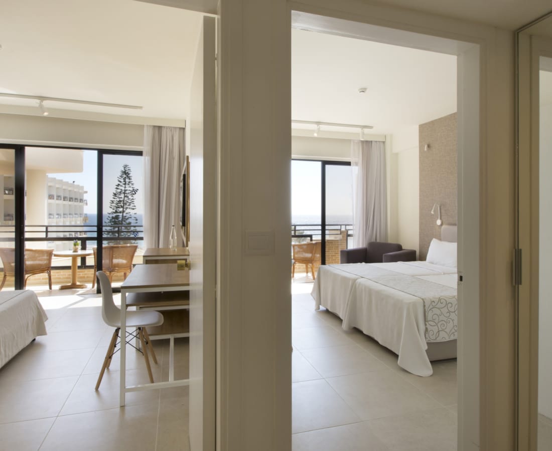 37-family-suite-with-sea-view