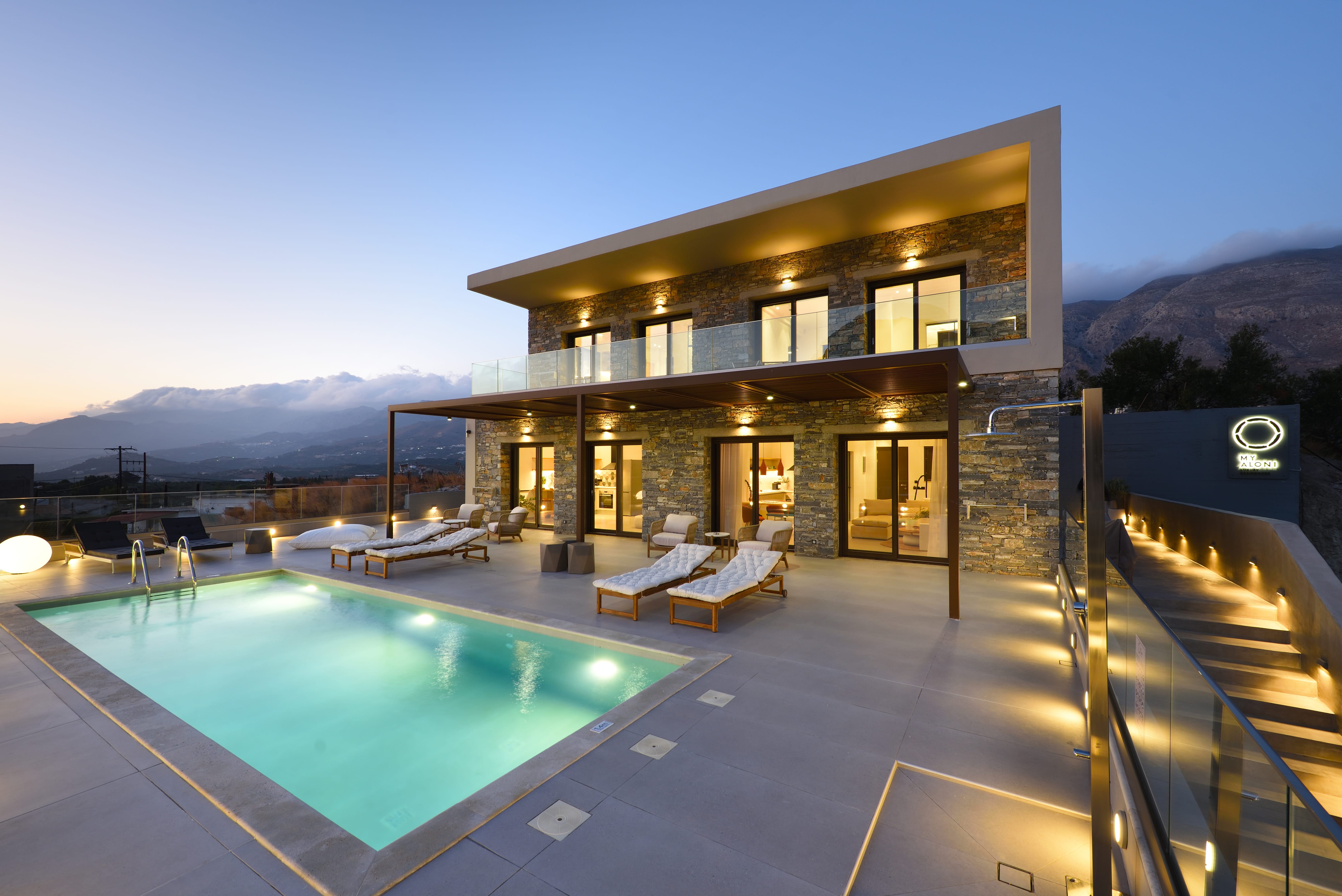 outdoor-view-afternoon_pool-and-sign-2