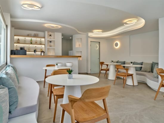 χώρος με τραπέζια και καρέκλες