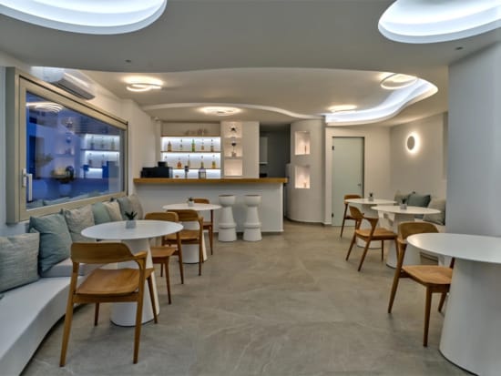 χώρος με τραπέζια και καρέκλες