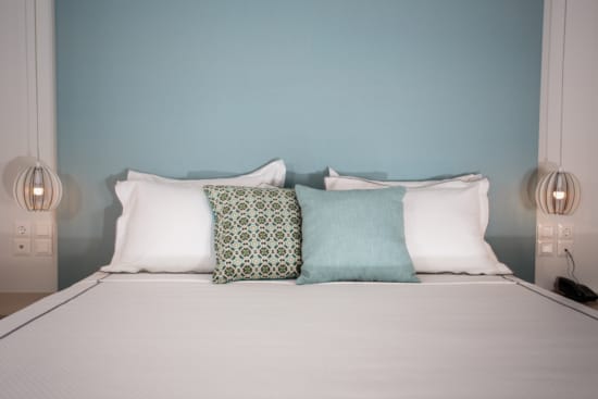 κρεβάτι με μαξιλάρια