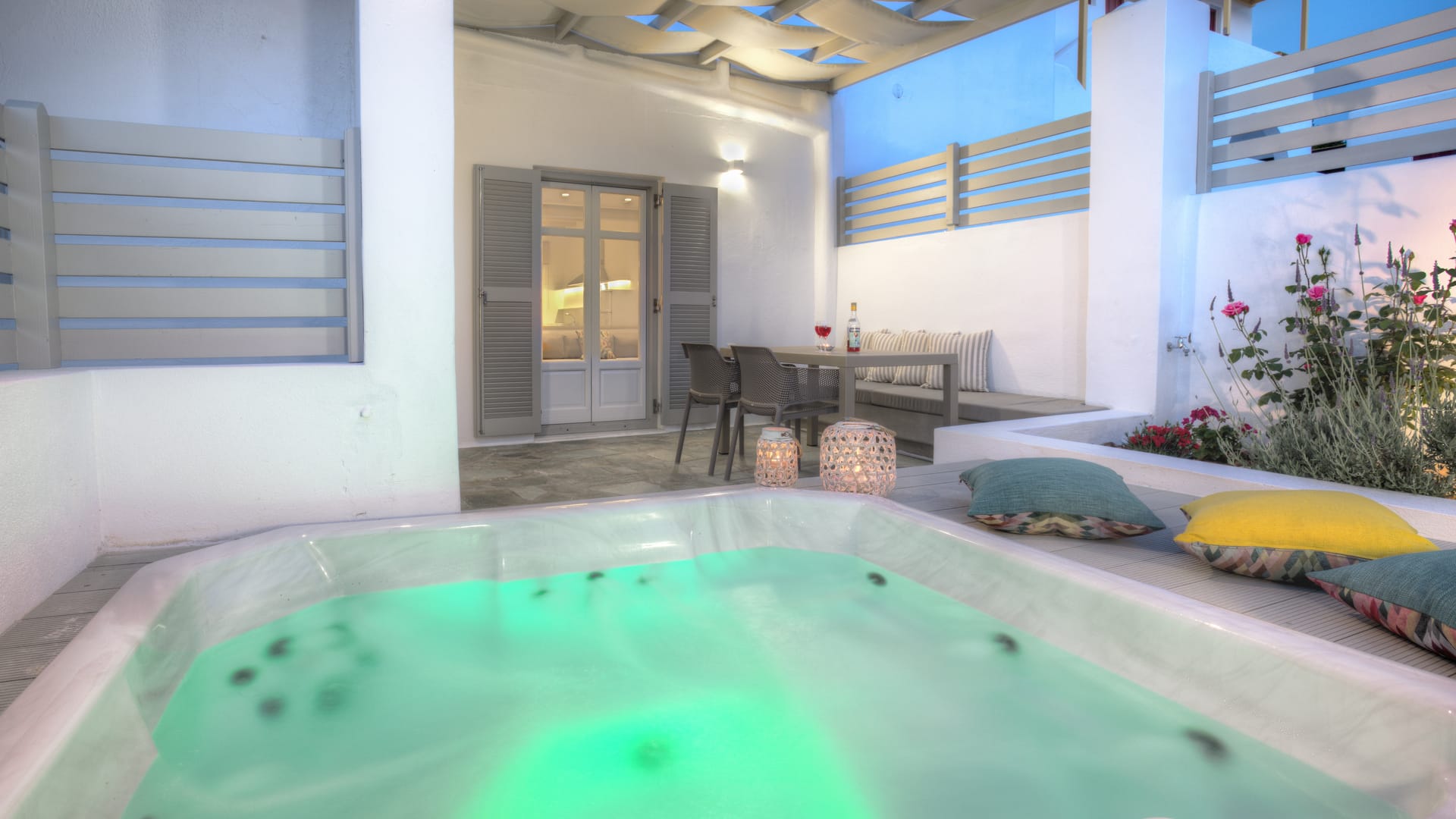 hot tub in suite in Paros