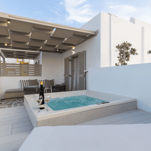 hot tub in suite in Paros