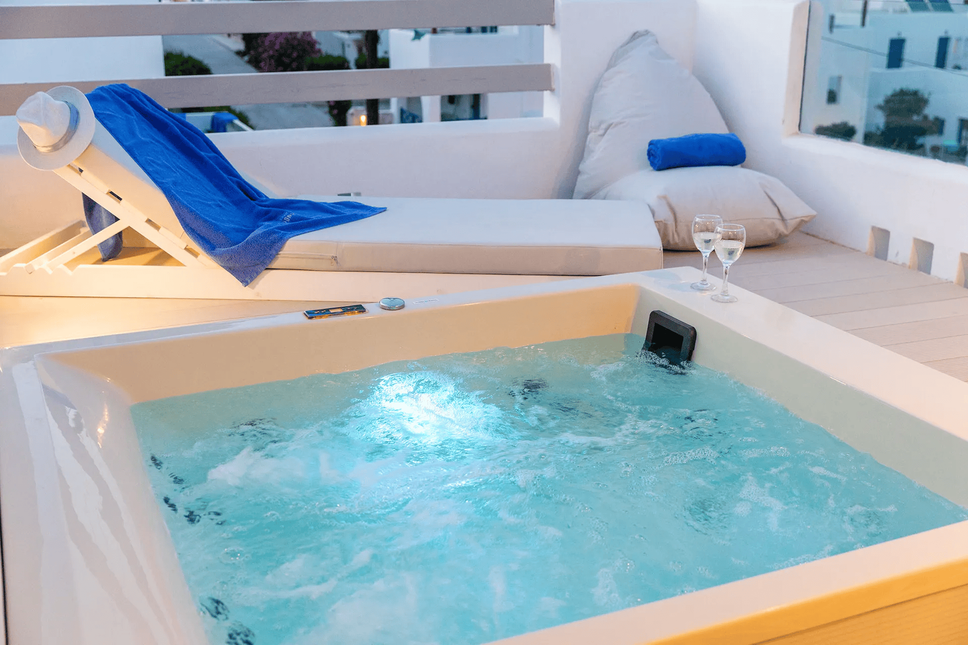 suite with hot tub in Paros