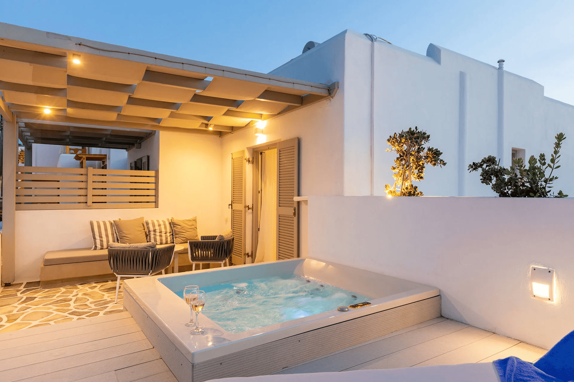 hot tub in suite in Paros
