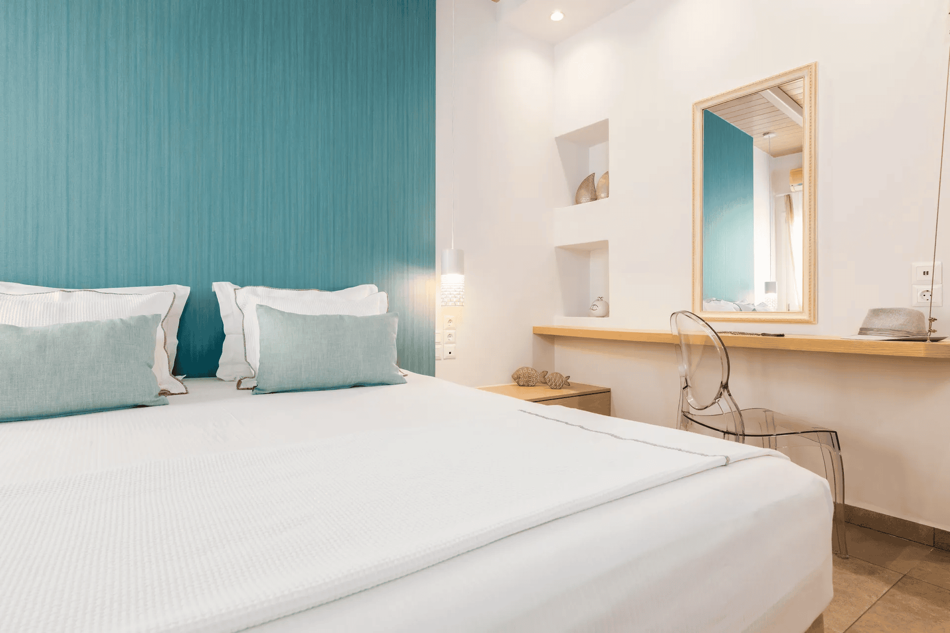 couple vacation in Paros