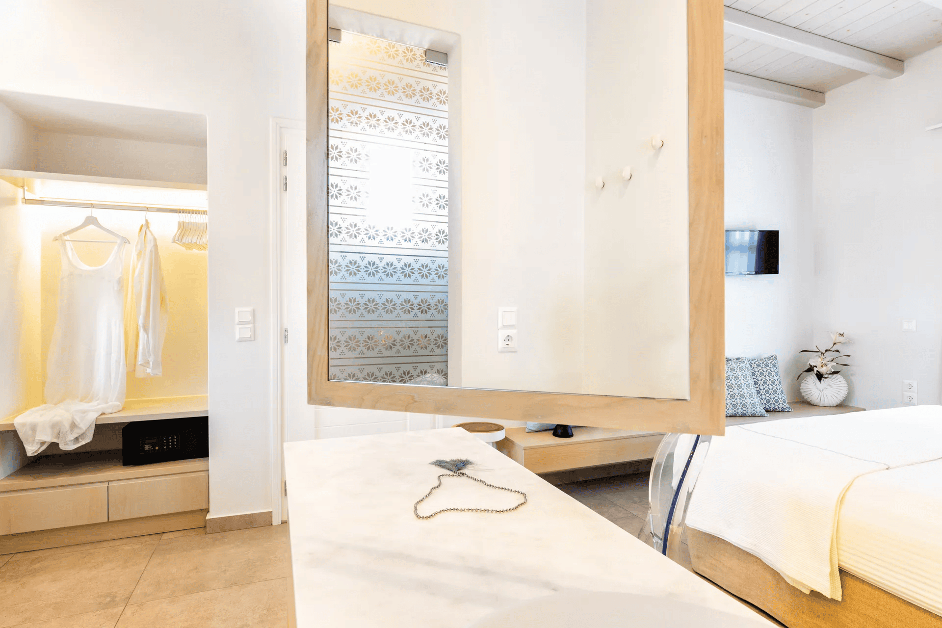 details in hotel room