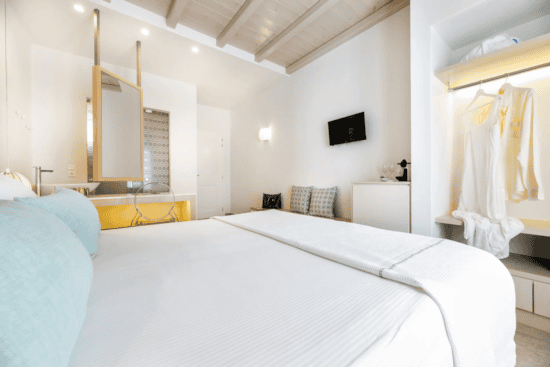 κρεβάτι σε δωμάτιο ξενοδοχείου