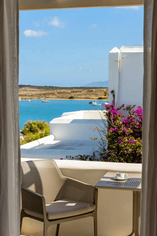 θέα στη θάλασσα από μπαλκόνι