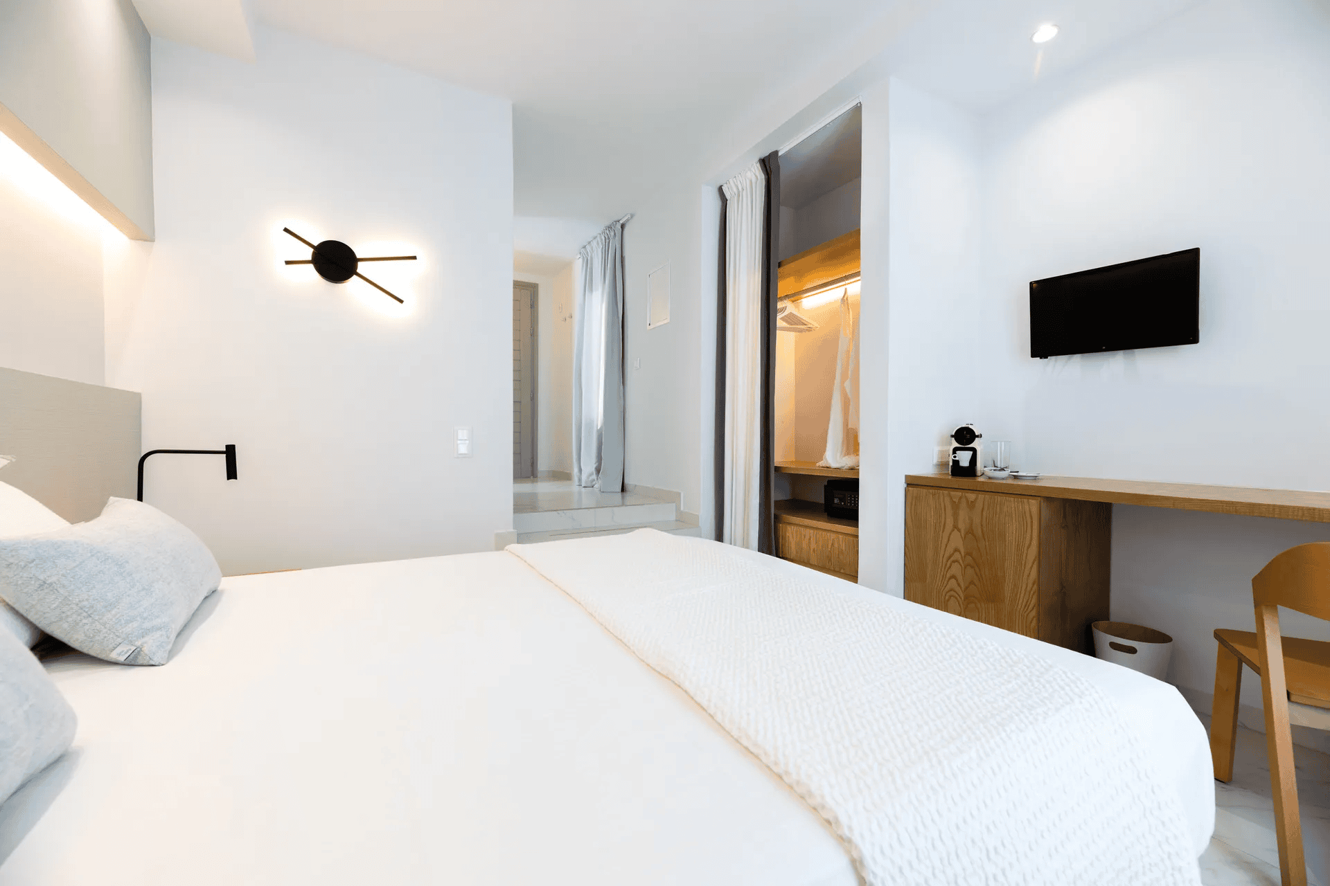 κρεβάτι σε δωμάτιο ξενοδοχείου