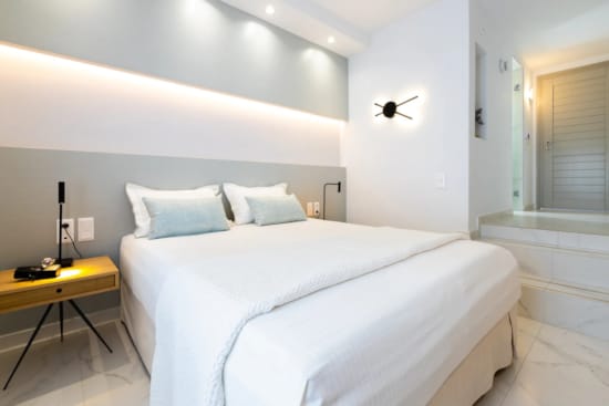 κρεβάτι σε δωμάτιο ξενοδοχείου