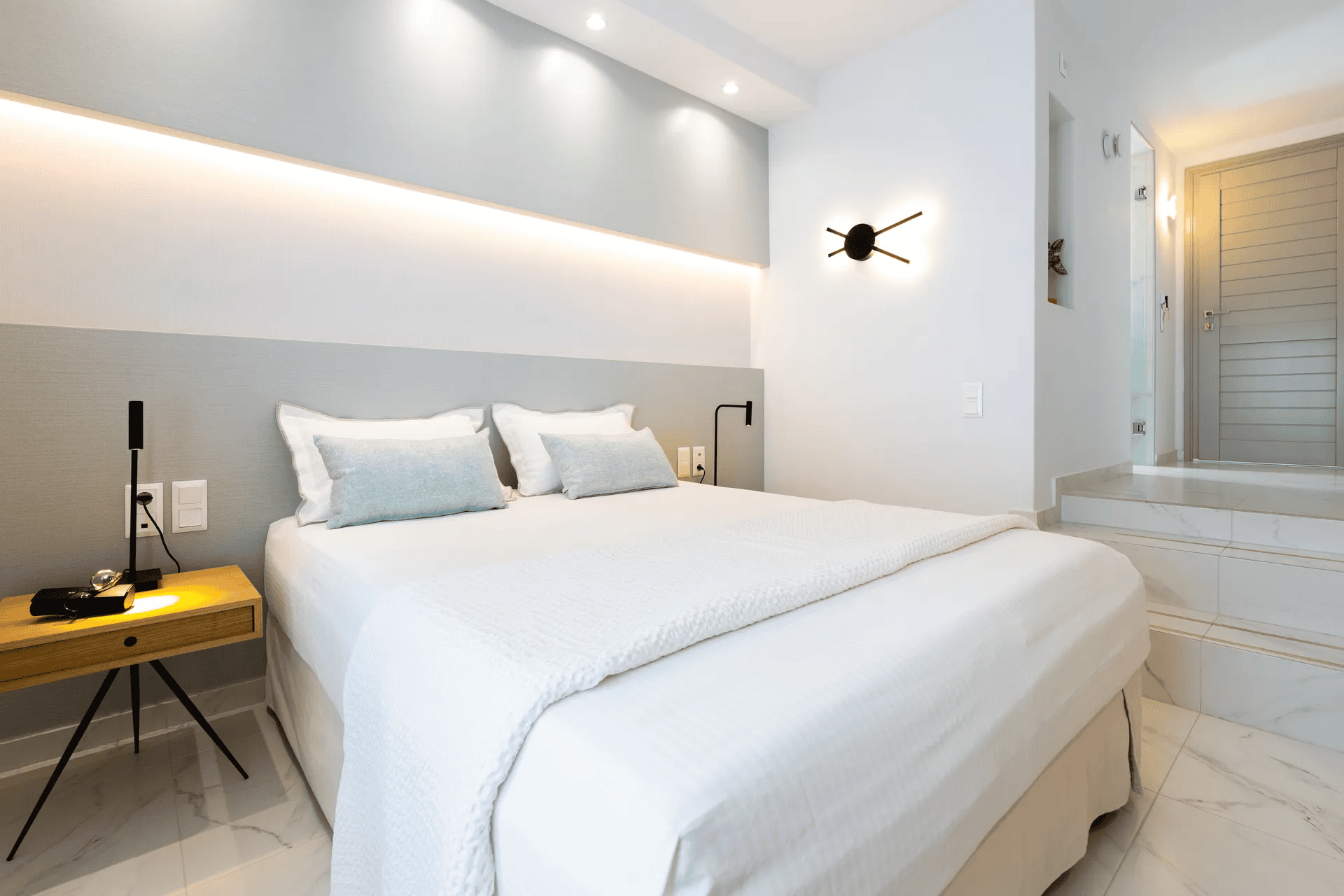 κρεβάτι σε δωμάτιο ξενοδοχείου