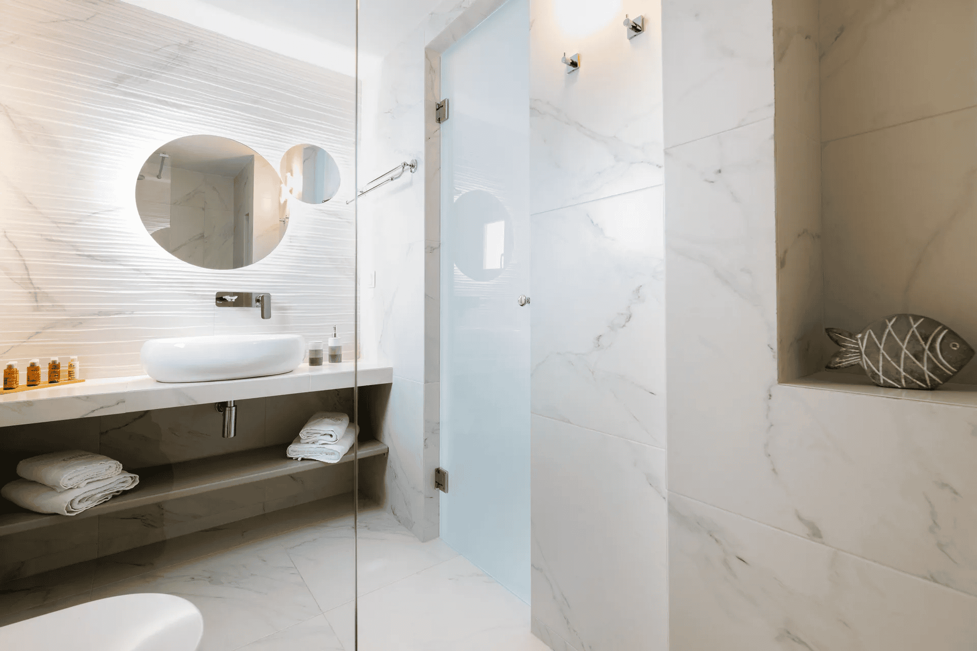 εξοπλισμένο μπάνιο δωματίου